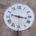 Détail : une horloge faisant face à la cathédrale